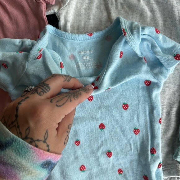 Carter’s 4-Pack Onesies - Picture 6 of 8